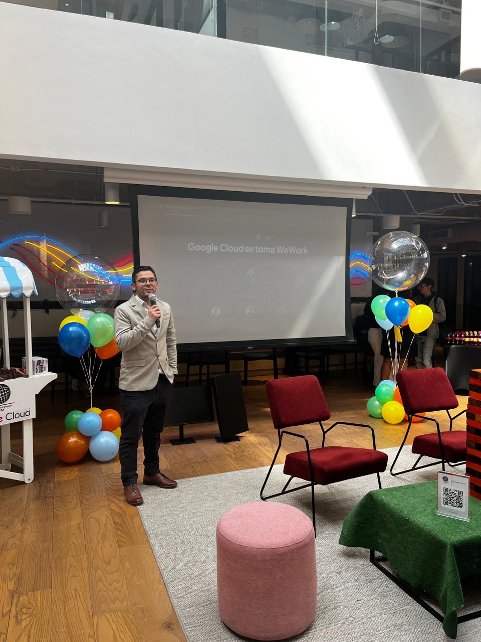 Ponente en el escenario durante el evento 'Google se toma WeWork'