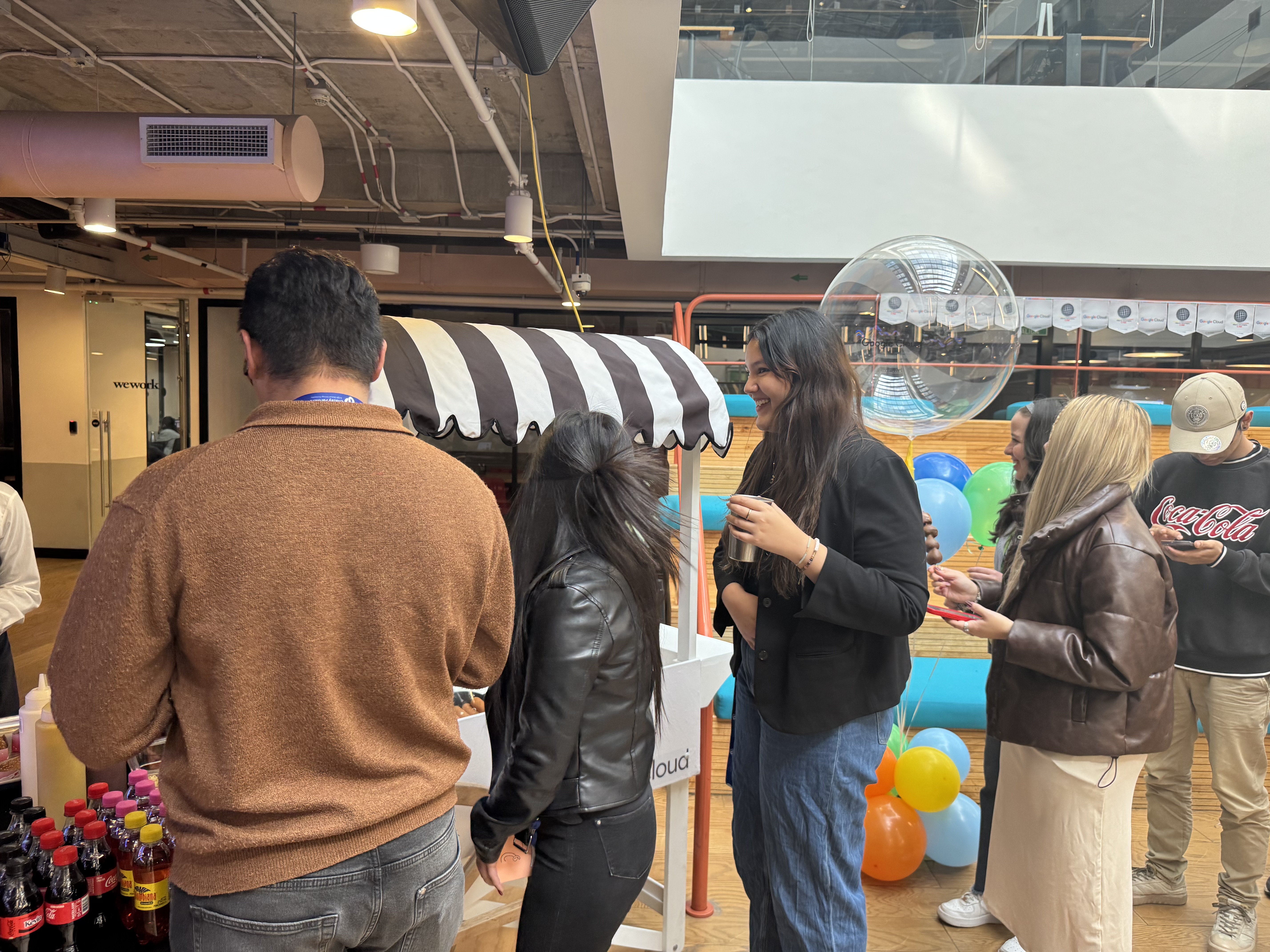 Detalle del público y las mesas de trabajo