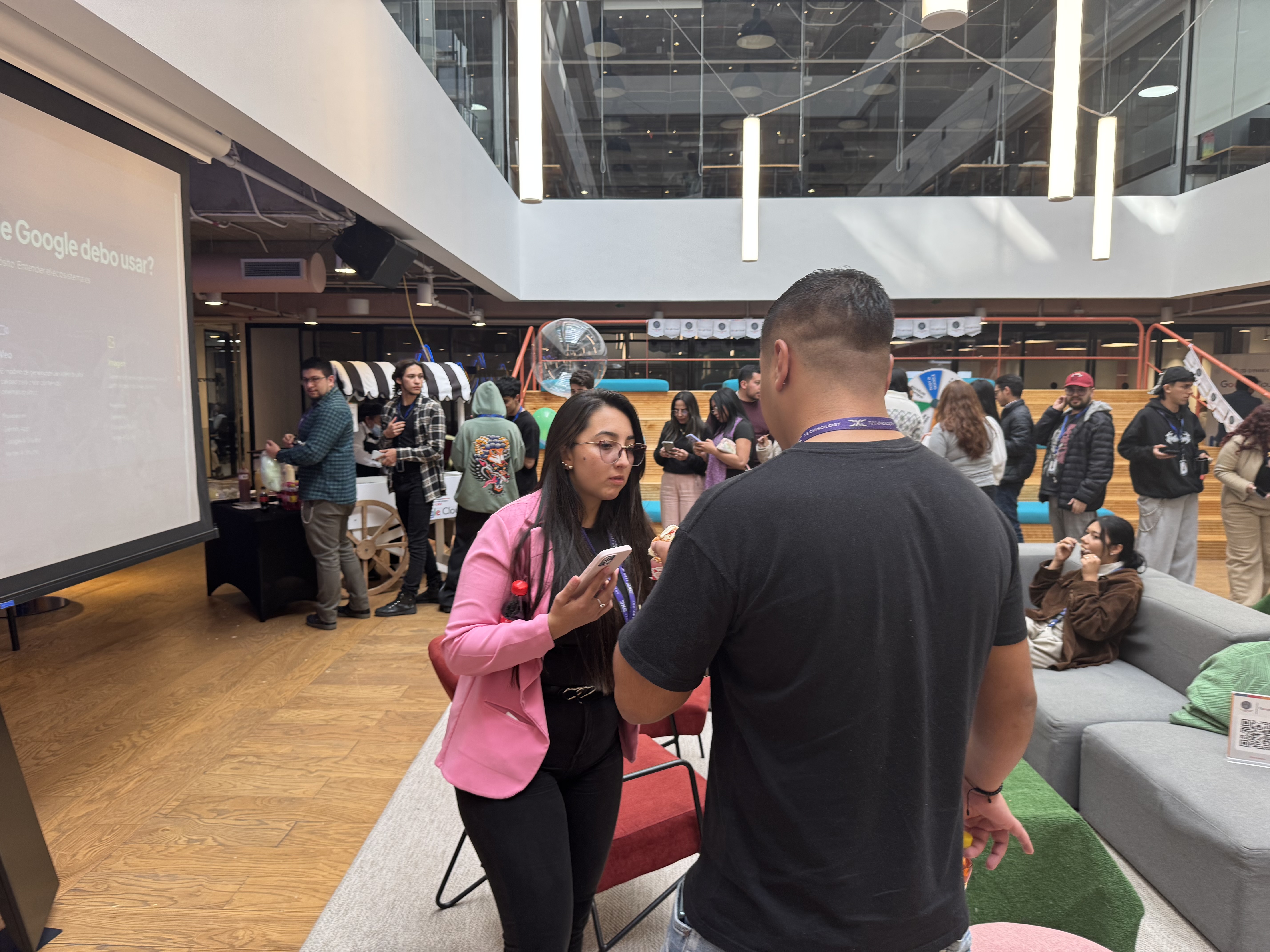 Asistentes en un momento de descanso y networking