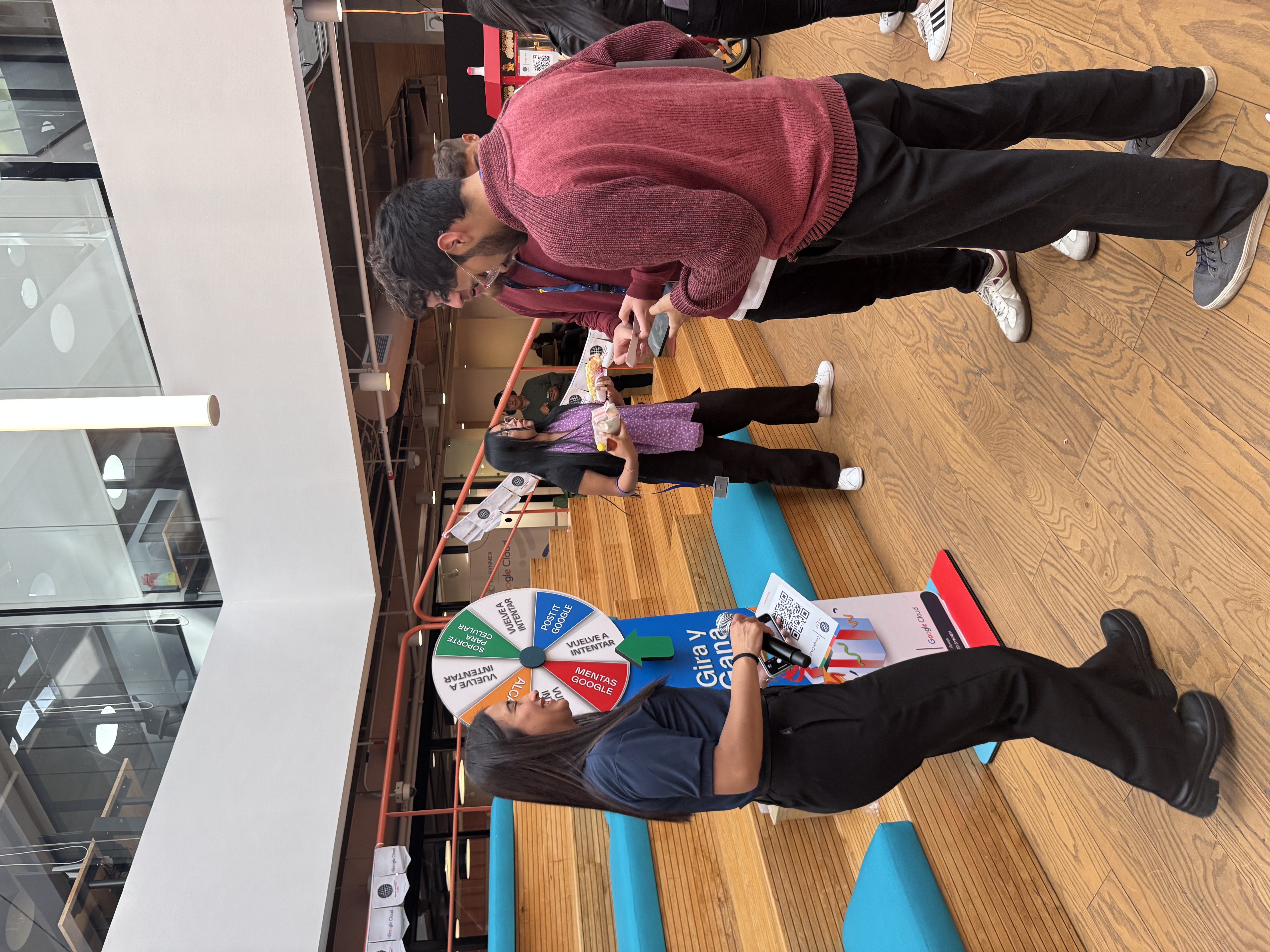 Xavier Diaz en conversación con asistentes