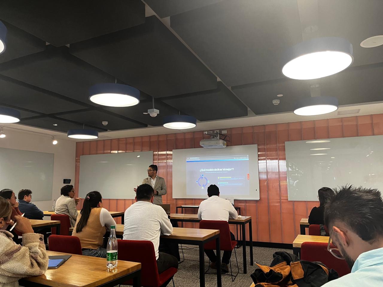 Asistentes atentos a la presentación