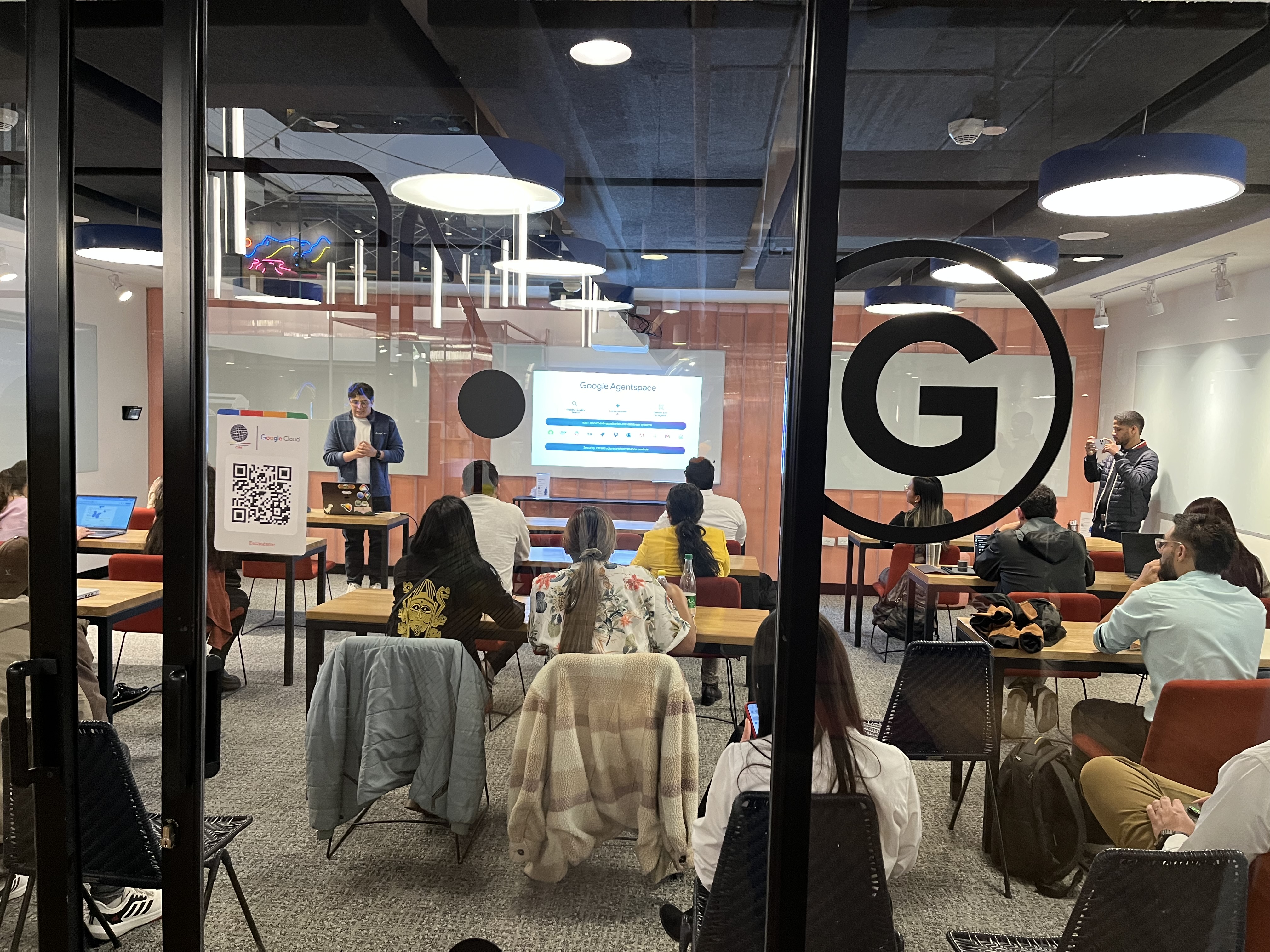 Vista general del evento con los asistentes